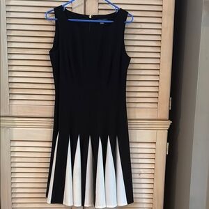 LN Tommy Hilfiger size 10 sleeveless with pleated skirted bottom black/white